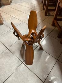 Tavolino in legno intagliato con cavalli