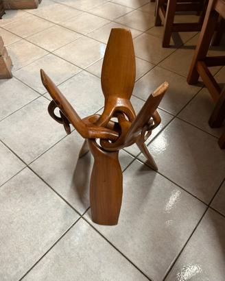 Tavolino in legno intagliato con cavalli