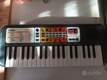 Tastiera e custodia ragazzo