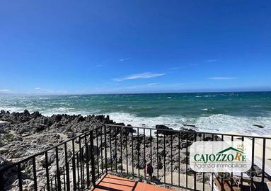 Cefalù: 240 mq accesso diretto al mare