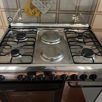 Cucina a gas con due piastre elettriche