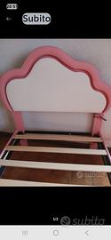 letto singolo rosa con luci led nella testiera. 