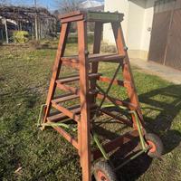 Scala di legno mobile con ruote