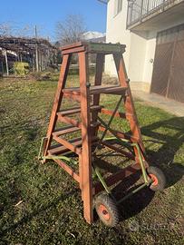 Scala di legno mobile con ruote