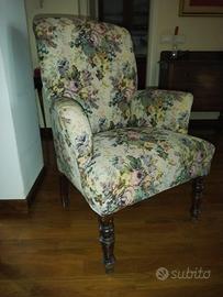 Poltrona antica con motivo a fiori