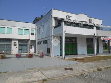 3 LOCALI A COMACCHIO