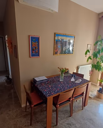 Tavolo e mobile a parete in noce