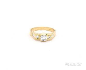 Anello in oro giallo con diamanti