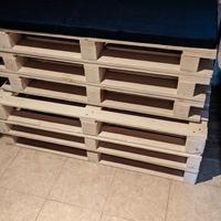 pouf di bancali con cuscini