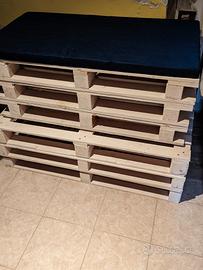 pouf di bancali con cuscini