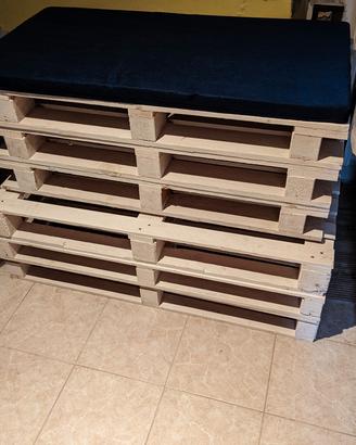 pouf di bancali con cuscini