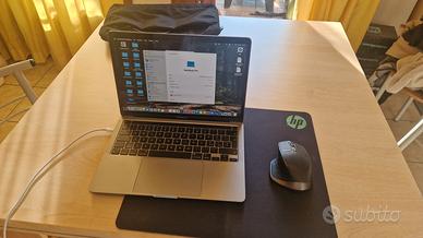 MacBook Pro 13", M1, 8GB RAM + accessori