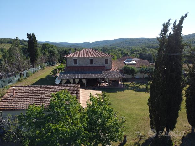 Casale rustico e terreno in vendita in Toscana