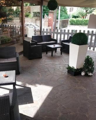 Bar con veranda in zona di forte passaggio