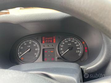 Clio 2004      1.2     16 V