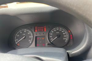 Clio 2004      1.2     16 V