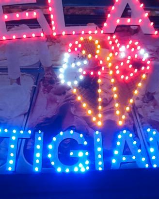 INSEGNA LUMINOSA con scritto "GELATO ARTIGIANALE"