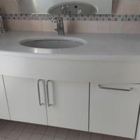 Mobile bagno sospeso con piano e lavabo