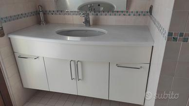 Mobile bagno sospeso con piano e lavabo