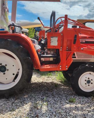 TRATTORE - KUBOTA B 1702 - CON CARICATORE FRONTALE