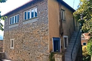 A Castelbianco, sottotetto su casa indipendente