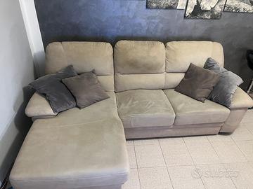 Divano, armadio, letto, comò e comodino
