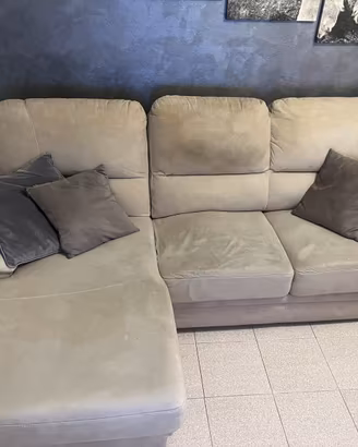 Divano, armadio, letto, comò e comodino