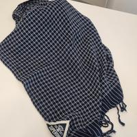 Sciarpa Superdry blu e bianca a quadri.