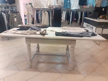 tavolo da esposizione e altro
