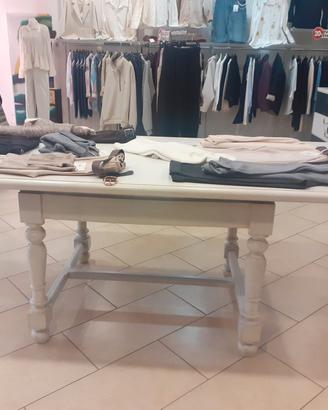 tavolo da esposizione e altro