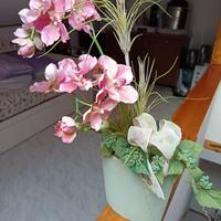 vaso in terracotta con fiori finti 