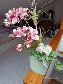 vaso in terracotta con fiori finti 