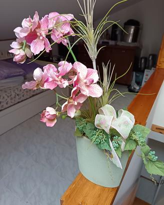 vaso in terracotta con fiori finti 
