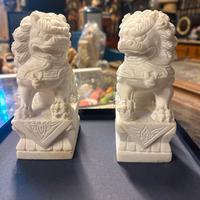 Statue in pietra bianca