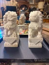 Statue in pietra bianca