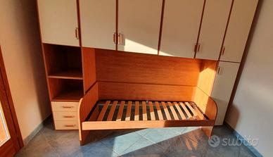 Armadio a ponte con letto e scaffali