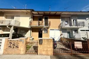 VILLA A SCHIERA A REGGIOLO