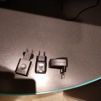 Tre caricabatteria per smartphone