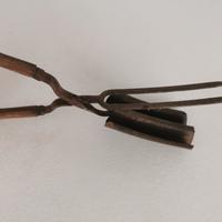 antico ferro arricciacapelli in metallo con manici