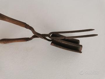 antico ferro arricciacapelli in metallo con manici