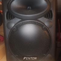 Cassa Fenton con microfono e trepiedi