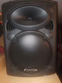 Cassa Fenton con microfono e trepiedi