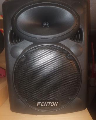 Cassa Fenton con microfono e trepiedi
