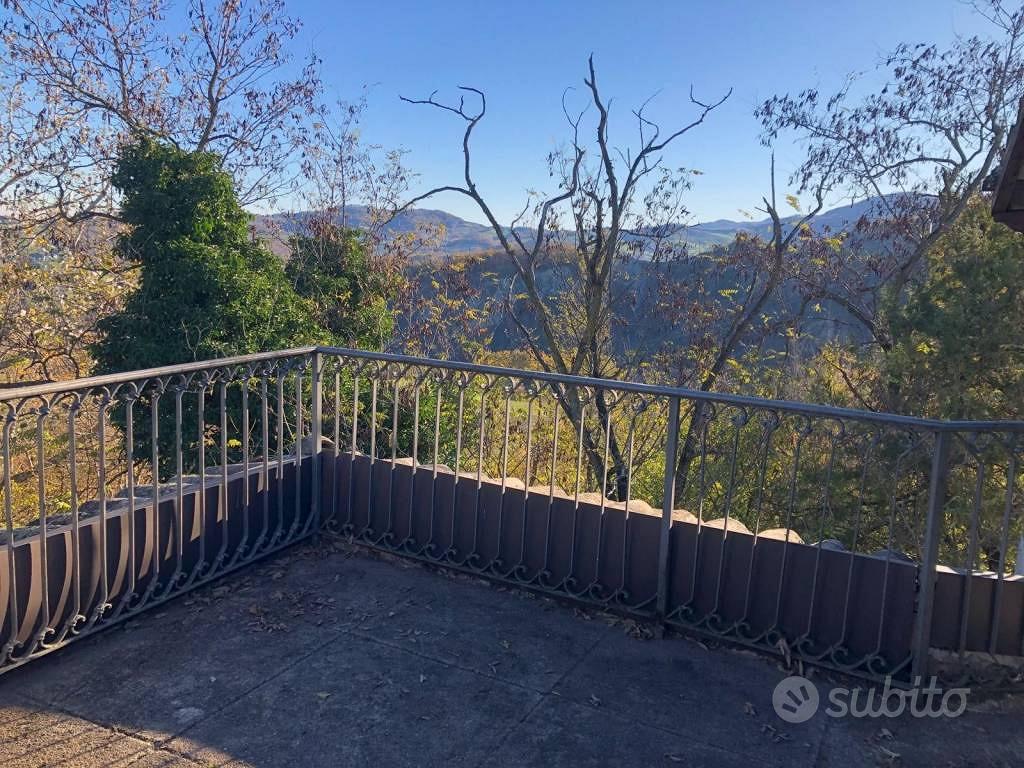 Rustico / Casale di 135 m² con più di 5 locali a F - Vista 3