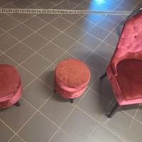 sedia e pouf di velluto 