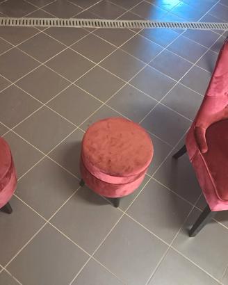 sedia e pouf di velluto 