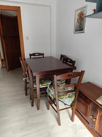 tavolo allungabile con sei sedie