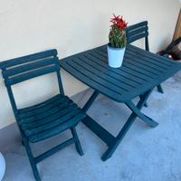 Tavolo da esterno con sedie in plastica