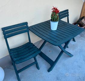 Tavolo da esterno con sedie in plastica