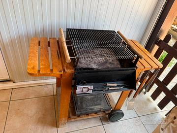 Barbecue a carbonella con carrello in legno